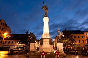 Irland: Derry, Stadansicht, Kriegs- denkmal, abends, Lichter.