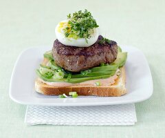 Single-Küche, Rinderfilet auf Avocado-Toast mit Cocktailsauce