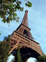 Paris: Blick auf Eiffelturm, Himmel blau.