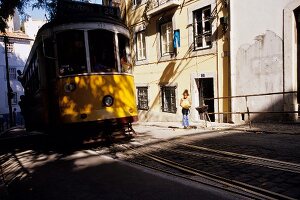 Lissabon, Strassenbahn in Alfama, aeltester Stadtteil Lissabons