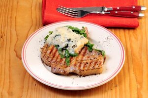 Grillen mit Holzkohle, Schweinenekoteletts mit Gorgonzola