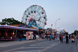 New York: Coney Island, luna park, Riesenrad, x