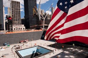 New York: Ground Zero, Bauarbeiten, Wolkenkratzer, Flagge