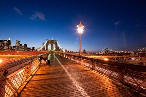 New York: Brooklyn Bridge, abends, Lichter, bewegungsunscharf