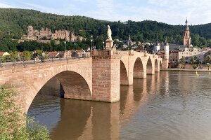 Heidelberg: Karl-Theodor-Brücke, Neckar, Stadtansicht.