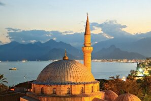 Antalya: Meer,Tekeli-Mehmet- Pasa-Moschee, abends