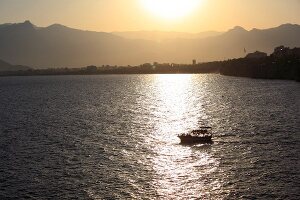 Antalya: Berglandschaft, Meer, Sonnenuntergang, malerisch.