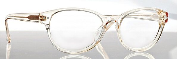 unauffälliges Brillengestell, Brille mit transparent-sandfarbenen Rahmen