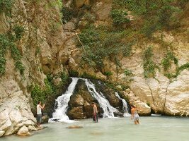 Saklikent: Schlucht, Touristen kühlen sich ab, Wasserfall