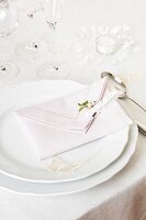 Hochzeitsgedeck, Serviette als Brief gefaltet, Klammer am Kouvert, rosa