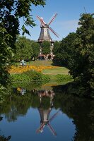 Bremen: Wallanlagen, Windmühle, sommerlich.