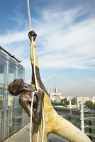 Paris: Institut du monde arabe, Statue auf dem Dach.