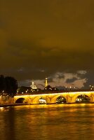 Paris: Blick auf Pont Neuf, abends, gelbes Licht.