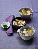 Buchweizen-Lachs-Suppe in kleinen Schälchen