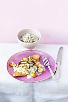Turkey escalope with mushroom sauce and thyme