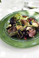 Eichblattsalat mit Wildschweinschinken und Beeren