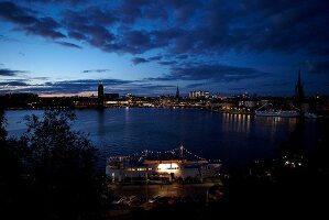 Blick auf Stockholm bei Nacht, Wasser, Schiffe