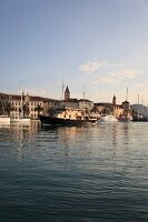 Kroatien: Blick vom Meer auf Trogir 