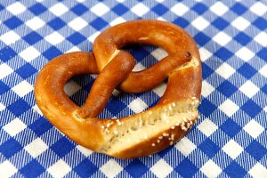 Laugenbrezel auf karierter Serviette.