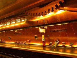 Paris: Metro-Haltestelle, Metro Arts et Metiers