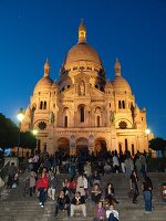 Paris: Blick auf Sacré-Coeur, Fassade, Abenddämmerung