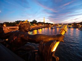 Paris: Seine, Pont Alexandre III, abends, Schiff, Lichter