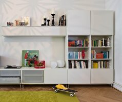 Room with shelf, skateboard and green carpet