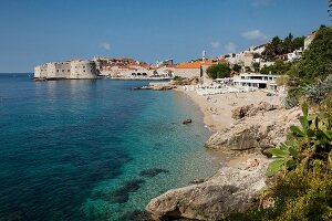 Kroatien: Dubrovnik, Meer, Badebucht Menschen, sommerlich