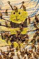 Bienen tummeln sich auf einem bemalten Bienenstock