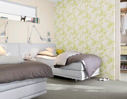 Schlafzimmer hell, Einzelbetten, weiß, grün gemusterte Tapete