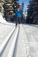 Man wearing skiwear skiing in snow, Leutaschtal, Tirol, Austria