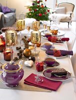 Kaffeetafel, weihnachtlich geschmückt, Kerzengläser, lila, gold