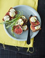 Bread topped with figs and goat's cheese