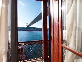 Istanbul: Yali, Anadolu Hisari, Anatolische Festung, Bosporus-Brücke