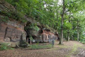 Saarland, Saarbrücken, am Halberg, Mithrashöhle, Zaun