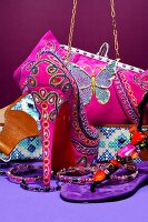 Zusammenstellung Accessoires, bunt, orientalisch, Schuhe, Taschen