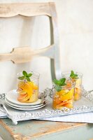 Exotischer Obstsalat aus Orangen und Papaya mit frischer Minze