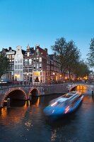 Amsterdam, Keizersgracht Ecke Leidsegracht, Brücke, blaue Stunde