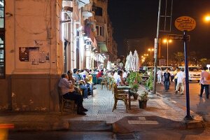 Ägypten, Kaffeehäuser abends an der Corniche, Alexandria
