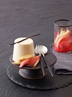 Vanille-Parfait mit karamelisiertem Rhabarber-Spargel-Kompott