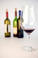 Weinglas mit Weinflaschen