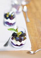 Schichtdessert mit weisser Schokoladenmousse, Brombeeren & Heidelbeeren