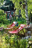 Liegestühle im verwilderten Garten