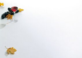 Italienisch kochen, Weinglas, Weinblätter und Weintrauben