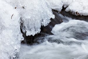 Lappland, Bach, fließend, Eis, gefro ren