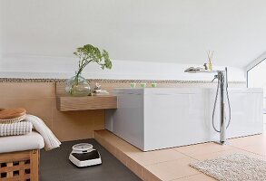 Badezimmer, Wellness-Oase, Whirlpool Badewanne, Ablage, Dachschräge