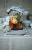 Pikante Essigquitten, eingekochte Quitten im Glasgefäß