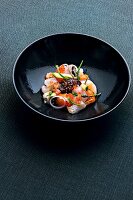 Skandinavisches Sashimi, Vorspeise Lachs, Muscheln, Gemüse, Teller