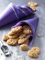 S-shaped, pipped vanilla biscuits in purple cones
