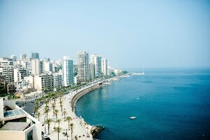 Beirut, Skyline und Uferpromenade Corniche El-Manara, Palmen, Strand
